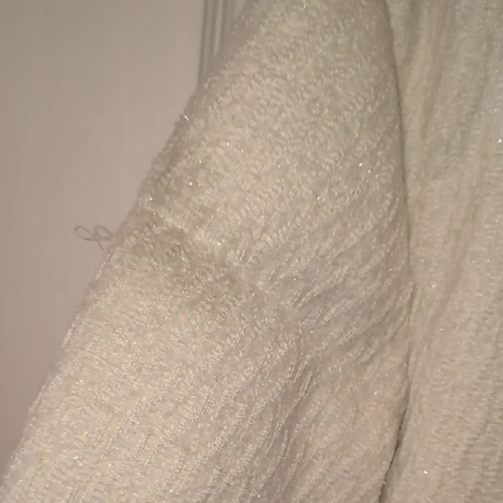 Elegant White Puffer Jacket (Stain On Sleeve) - Picture 8 of 11